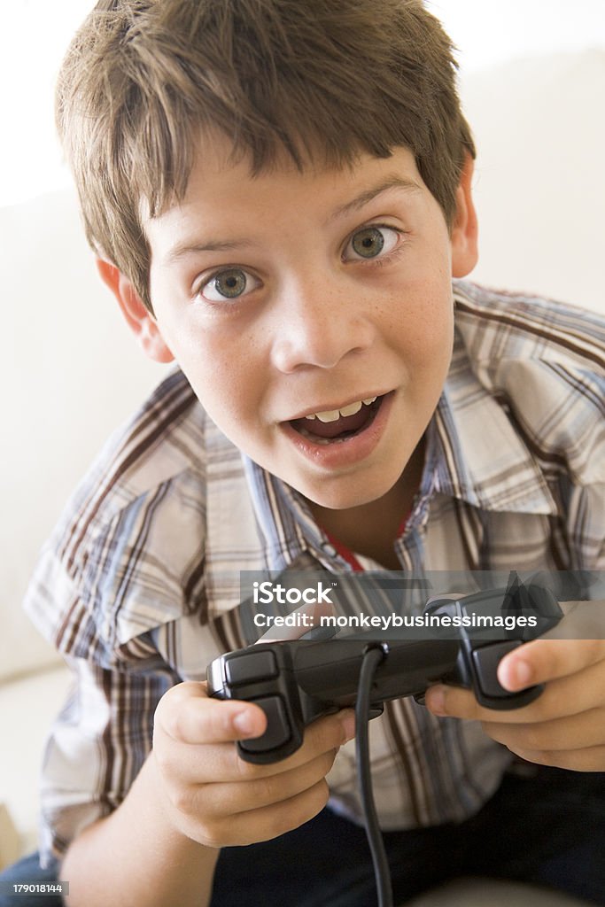 Młody chłopiec gospodarstwa gry kontroler wideo - Zbiór zdjęć royalty-free (Brand Name Video Game)