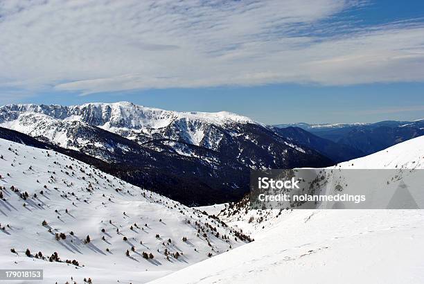 Montanhas Cobertas De Neve Em Andorra - Fotografias de stock e mais imagens de Andorra - Andorra, Ao Ar Livre, Desporto