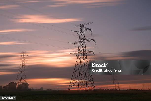 Foto de Levou A Melhor Sobre Postes De Electricidade e mais fotos de stock de Arquitetura - Arquitetura, Aço, Cabo