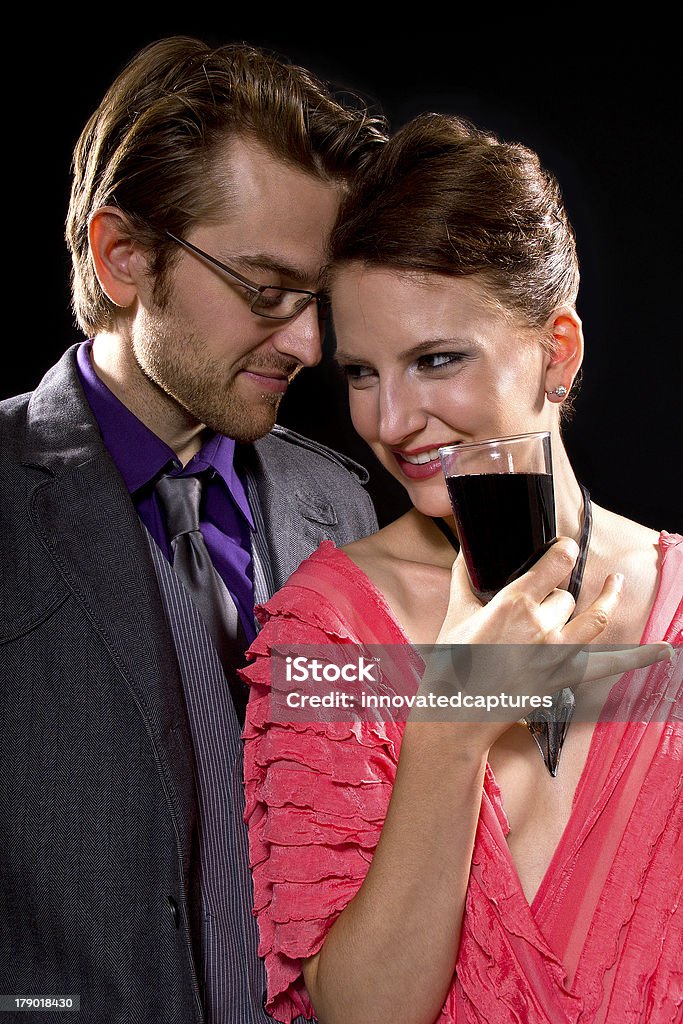 Adorável Casal em uma data romântica ou um grupo de Vinho - Royalty-free Adulto Foto de stock