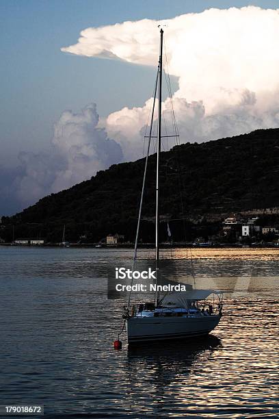 Sonnenuntergang Mit Dem Boot Stockfoto und mehr Bilder von Abenddämmerung - Abenddämmerung, Anker werfen, Berg