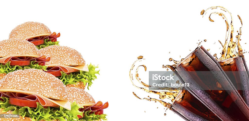 Pyszne dania fast food z burger i cola - Zbiór zdjęć royalty-free (Alkohol - napój)