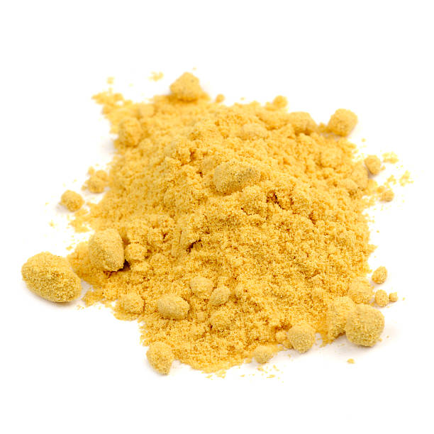 mucchio di polvere di senape isolato su sfondo bianco - mustard ground yellow spice foto e immagini stock
