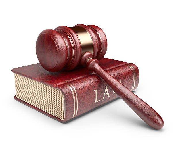 деревянный молоток судьи с книги. 3 d значок изолированных - book law legal system gavel стоковые фото и изображения