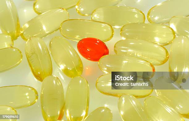 Photo libre de droit de Gros Plan De Capsules Dhuile De Poisson banque d'images et plus d'images libres de droit de Complément vitaminé - Complément vitaminé, Entassé, Gélule