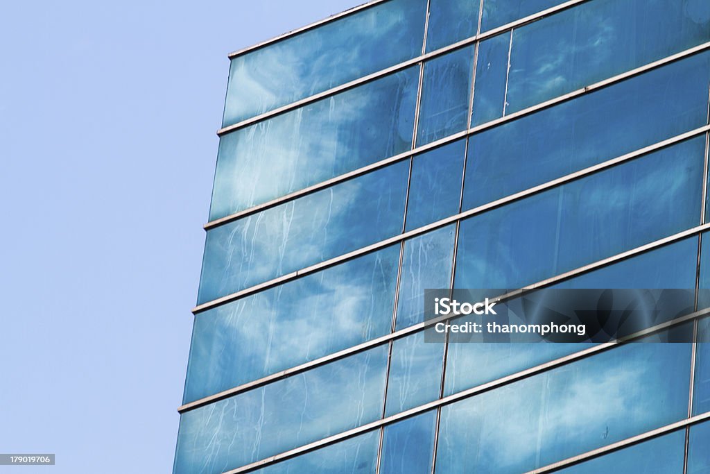 Céu azul refletida no espelho parede de vidro do edifício moderno - Royalty-free Abstrato Foto de stock