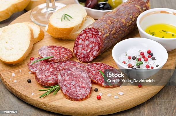 Włoski Salami Chleb I Przyprawy Na Pokładzie Cięcia - zdjęcia stockowe i więcej obrazów Antipasto