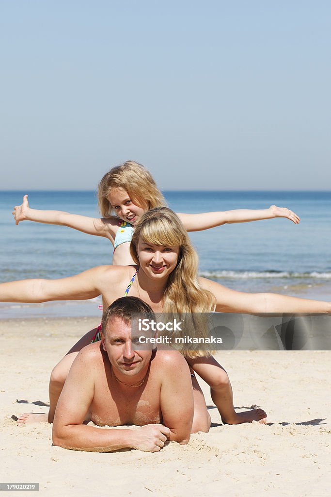 幸せな家族のビーチ - 10歳から11歳のロイヤリティフリーストックフォト