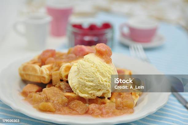 Waffles Con Helado De Vainilla Y Ruibarbo Compota Foto de stock y más banco de imágenes de Alcorza - Alcorza, Alimento, Arándano