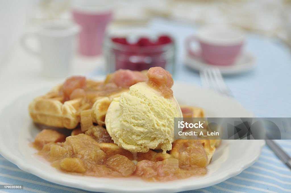 Waffles com Gelado de Baunilha e Ruibarbo Compota - Royalty-free Azul Foto de stock