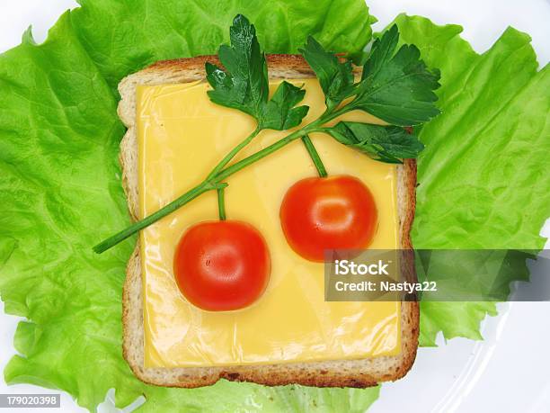 Photo libre de droit de Créatif Sandwich Au Fromage Et Légumes Tomate banque d'images et plus d'images libres de droit de Aliment - Aliment, Créativité, Déjeuner