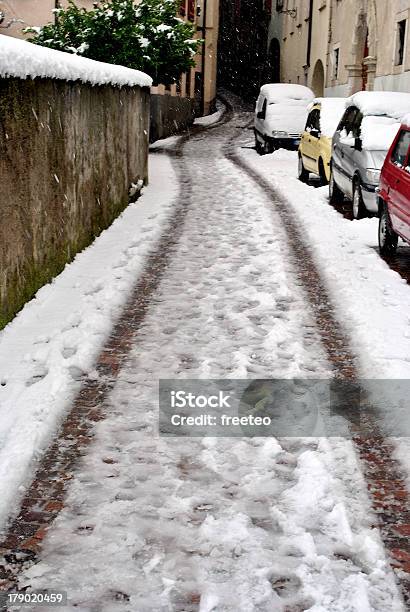Foto de Neve Na Cidade e mais fotos de stock de Abaixo - Abaixo, Carro, Cidade pequena