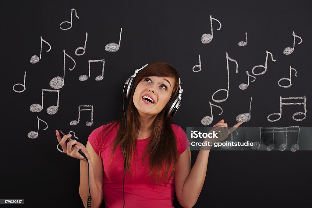 Heureuse femme écouter de la musique à travers des écouteurs - Photo de Adulte libre de droits
