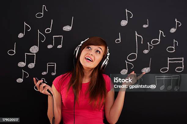 Foto de Feliz Mulher Ouvir Música Com Fones De Ouvido e mais fotos de stock de Adulto - Adulto, Alegria, Arte, Cultura e Espetáculo