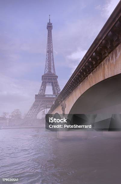 Ponte Diéna Ponte E Torre Eiffel - Fotografias de stock e mais imagens de Anoitecer - Anoitecer, Torre Eiffel, 1900