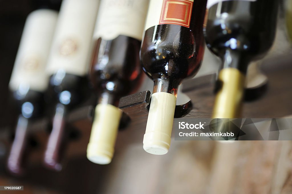 Invertida botellas de vino en el bar - Foto de stock de Alcoholismo libre de derechos