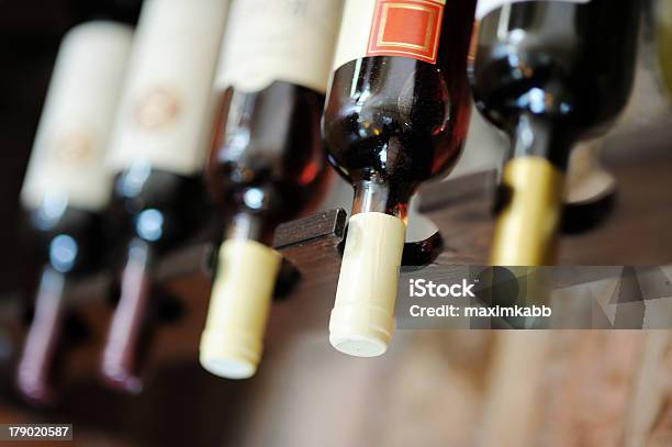Upside Down Wina Butelek W Barze - zdjęcia stockowe i więcej obrazów Alkohol - napój - Alkohol - napój, Alkoholizm, Bez ludzi