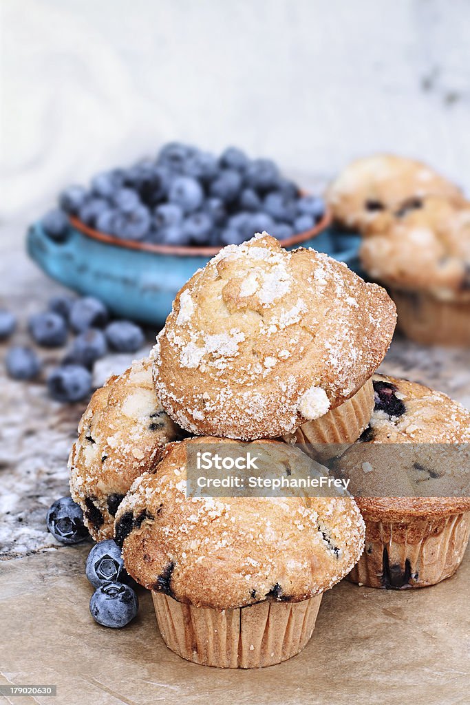 Myrtille des Muffins et des fruits rouges frais - Photo de Muffin aux myrtilles libre de droits