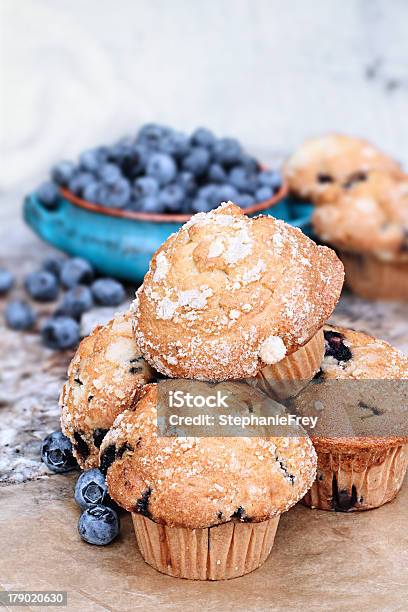 Foto de Muffins De Mirtilo E Frutas Silvestres Frescas e mais fotos de stock de Muffin de Blueberry - Muffin de Blueberry, Assado no Forno, Azul