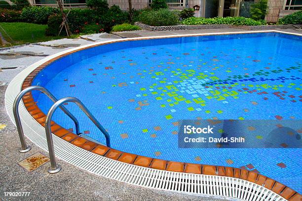 Foto de Piscina e mais fotos de stock de Acessibilidade - Acessibilidade, Ao Lado de Piscina, Azul