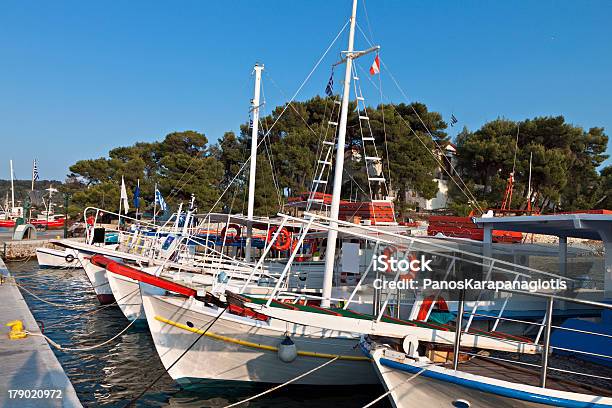 Skiathos Isola Della Grecia - Fotografie stock e altre immagini di Ambientazione esterna - Ambientazione esterna, Andare in barca a vela, Baia