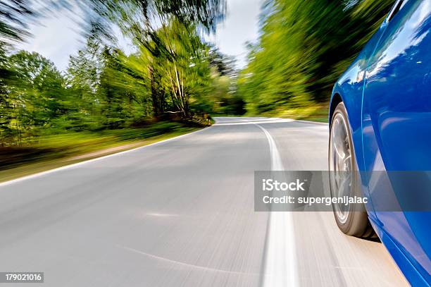 Conducir Un Coche Foto de stock y más banco de imágenes de Coche - Coche, En movimiento, Conducir