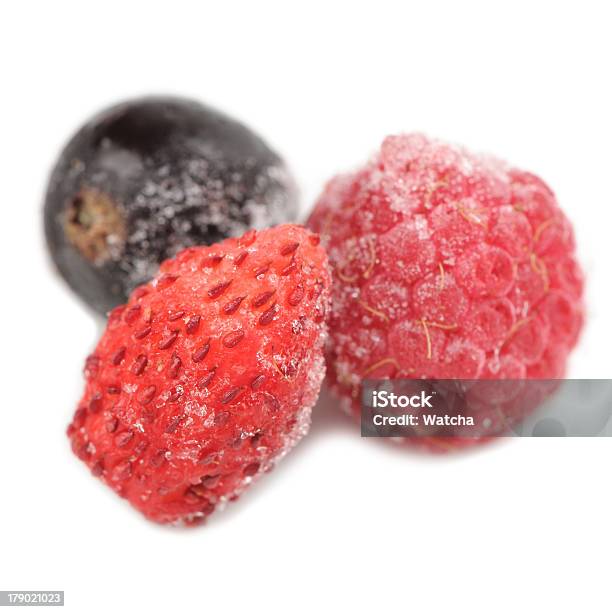 Photo libre de droit de Framboise Glacé Cassis Et Fraise Des Bois Isolé Sur Fond Blanc banque d'images et plus d'images libres de droit de Aliment