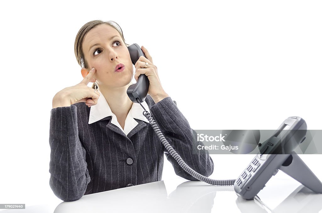 Pensive Femme d'affaires sur un téléphone - Photo de Bureau - Lieu de travail libre de droits