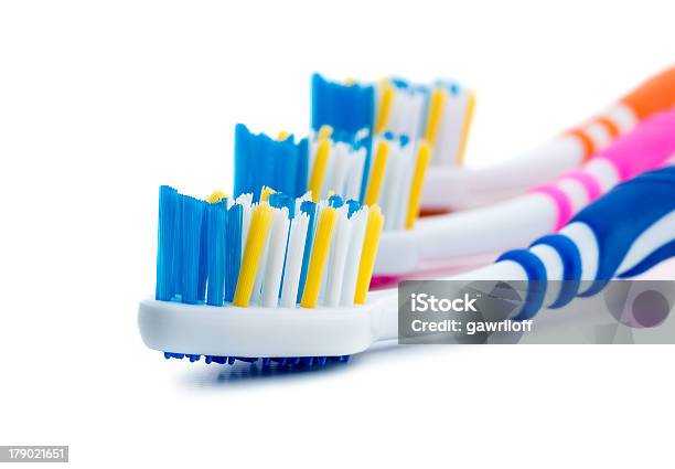 Toothbrushes На Белом Фоне — стоковые фотографии и другие картинки Без людей - Без людей, Белый, Белый фон