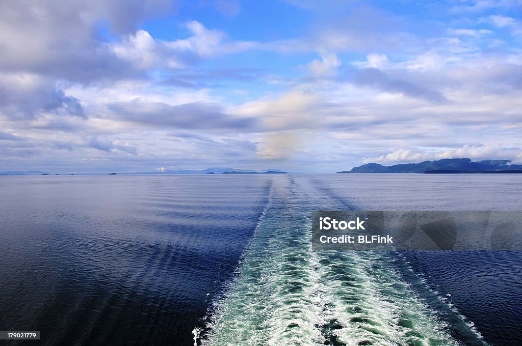 Wake dietro una nave - Foto stock royalty-free di Scia dell'onda