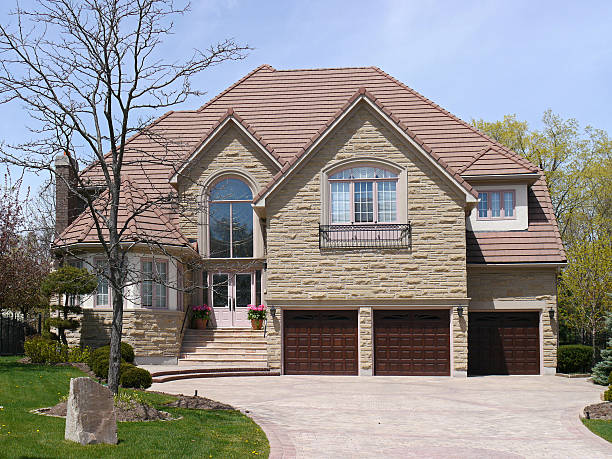 istock large suburban house 179022910