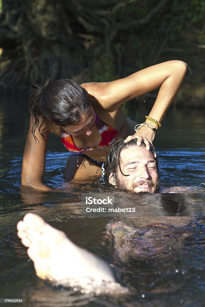Jovem casal na água - Foto de stock de Aventura royalty-free