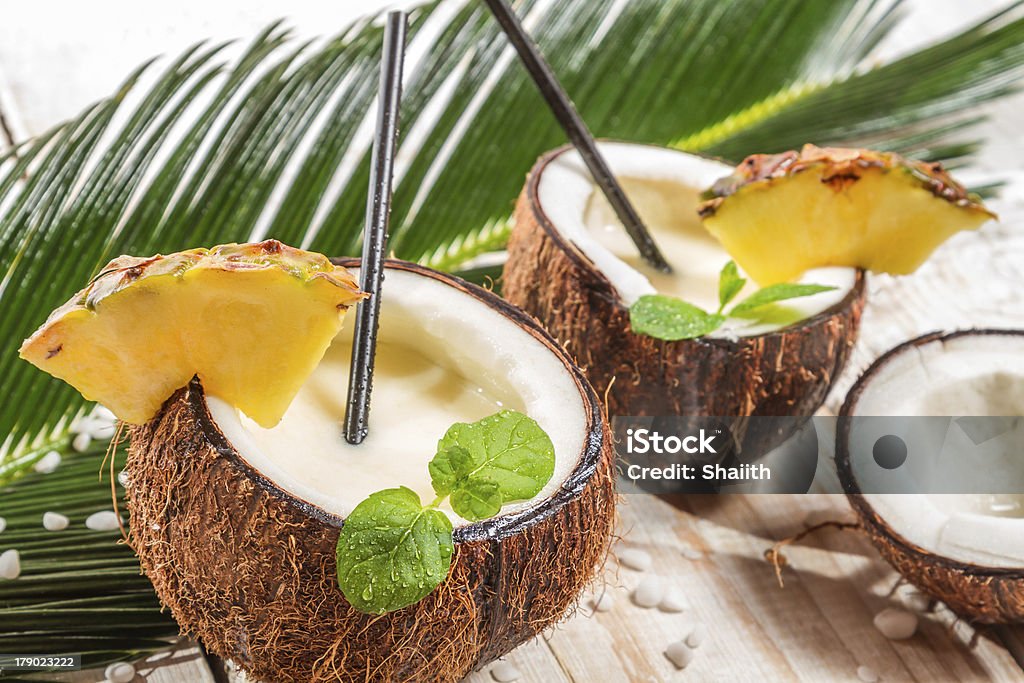 Pinacolada 음료입니다 민트) 에서 신선한 코코넛 - 로열티 프리 0명 스톡 사진