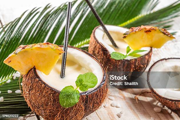 Pinacolada 음료입니다 민트 에서 신선한 코코넛 0명에 대한 스톡 사진 및 기타 이미지 - 0명, 갈색, 고명