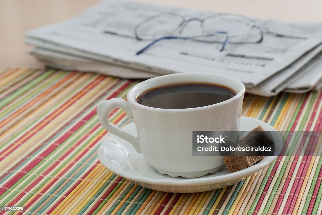 Kawa i gazety - Zbiór zdjęć royalty-free (Artykuł)