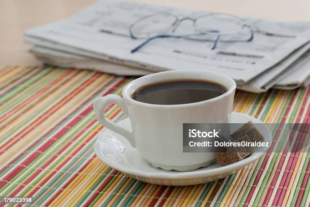 Kawa I Gazety - zdjęcia stockowe i więcej obrazów Artykuł - Artykuł, Bez ludzi, Budzić się