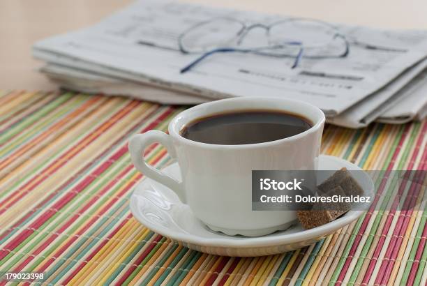 Café Da Manhã De Papel E - Fotografias de stock e mais imagens de Acordar - Acordar, Arte, Cultura e Espetáculo, Artigo Escrito