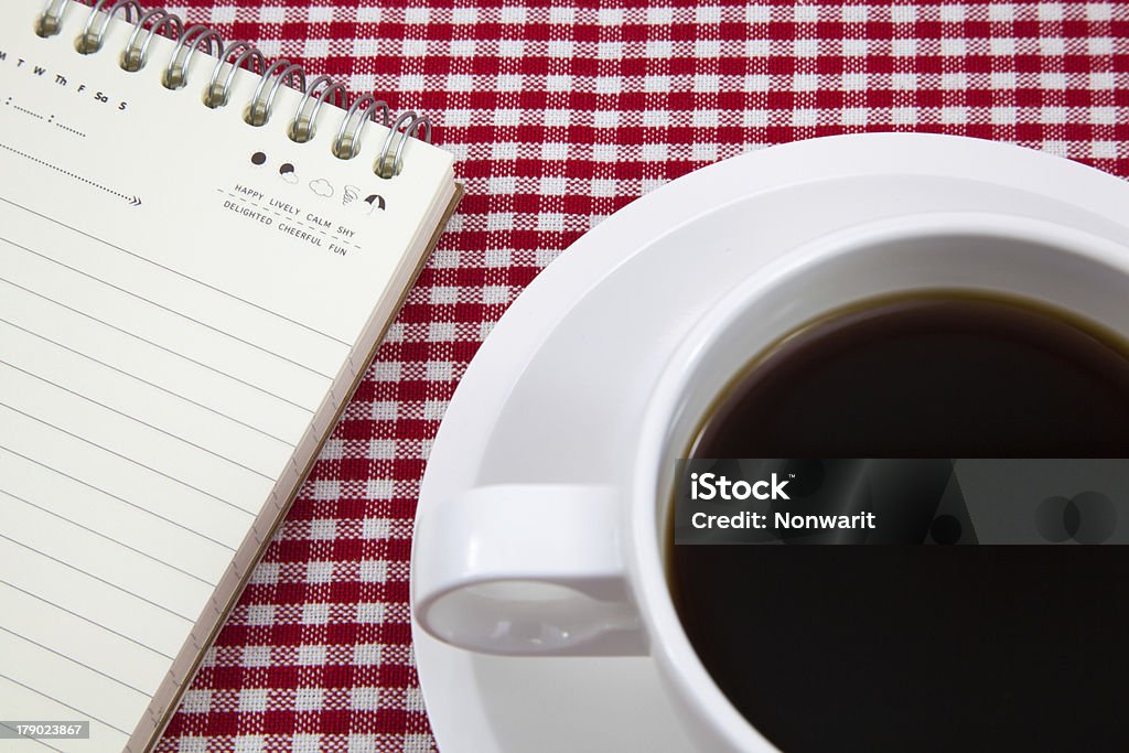 Tasse de café et un bon livre - Photo de Aliment libre de droits