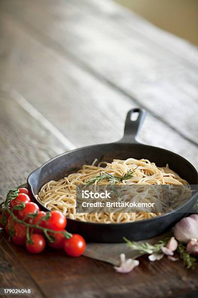 Spaghetti Di Pasta In Una Padella Di Ghisa - Fotografie stock e altre immagini di Aglio - Alliacee - Aglio - Alliacee, Cena, Cibo biologico