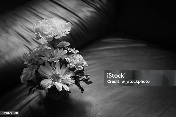 Jarrón De Flores De Foto de stock y más banco de imágenes de Arreglo - Arreglo, Buqué, Composición