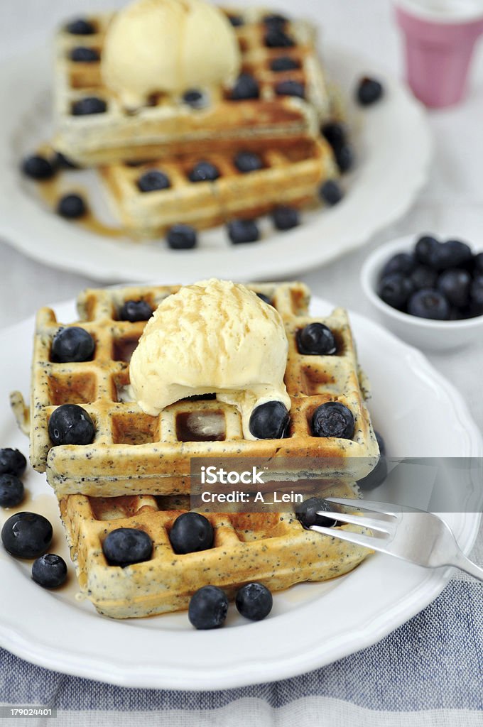 Seme di papavero cialde con gelato e mirtilli - Foto stock royalty-free di Alimentazione non salutare