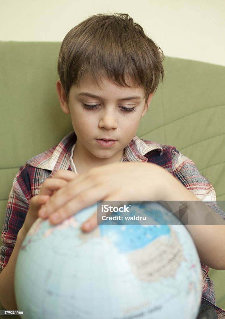 Petit garçon à la recherche du globe - Photo de Apprentissage libre de droits