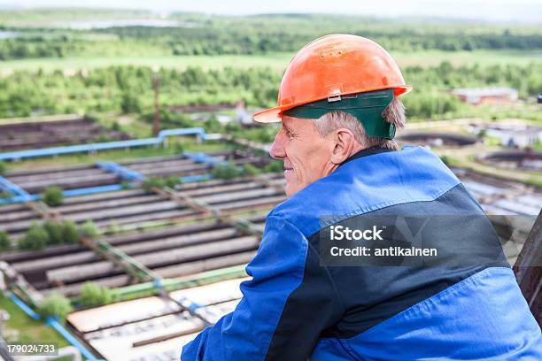 Anziano Uomo Caucasico Manuale Lavoratore In Impianto Industriale - Fotografie stock e altre immagini di Acqua