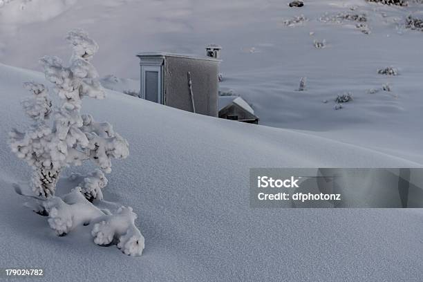 Высокий Стране Хижина В Глубокий Снег — стоковые фотографии и другие картинки Без людей - Без людей, Глубокий снег, Гора
