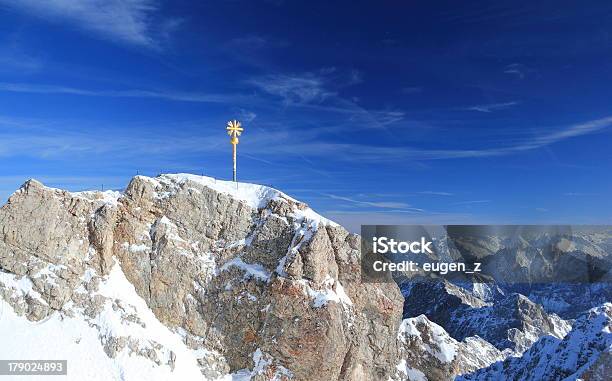 Montaña Zugspitzetop De Alemania Foto de stock y más banco de imágenes de Alemania - Alemania, Carrera de campo través, Aire libre