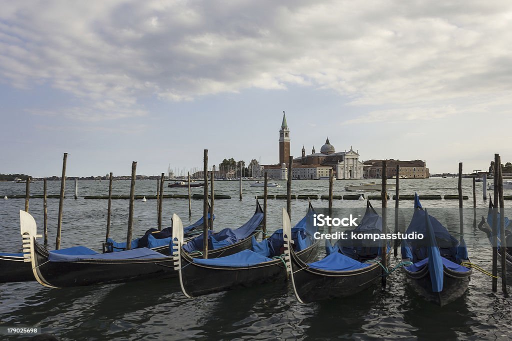 Venetian gondolami - Zbiór zdjęć royalty-free (Bez ludzi)