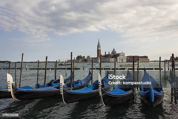 Venetian Gondolami - zdjęcia stockowe i więcej obrazów Bez ludzi - Bez ludzi, Europa - Lokalizacja geograficzna, Fotografika