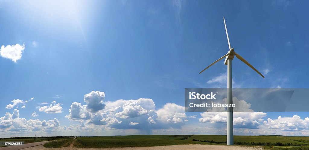 Moinho de vento no céu azul com nuvens - Foto de stock de Azul royalty-free