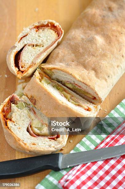 Photo libre de droit de Stromboli Italian Sandwich Filled With Ham And Cheese banque d'images et plus d'images libres de droit de Aliment