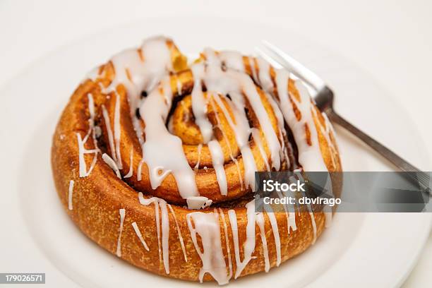 Rolo De Canela Na Placa Com Garfo - Fotografias de stock e mais imagens de Assado no Forno - Assado no Forno, Bola doce, Bolo - Sobremesa